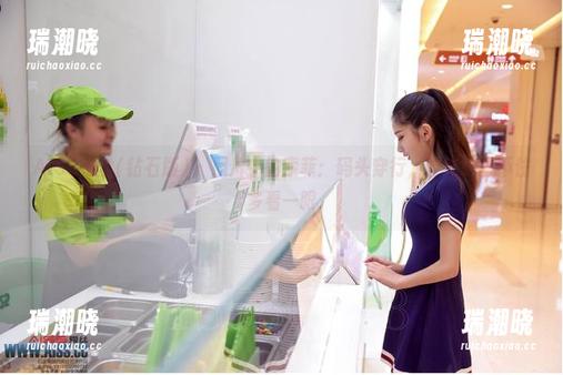 AISS爱丝(钻石版) - 照片中的索菲：码头穿行，时光也忍不住多看一眼