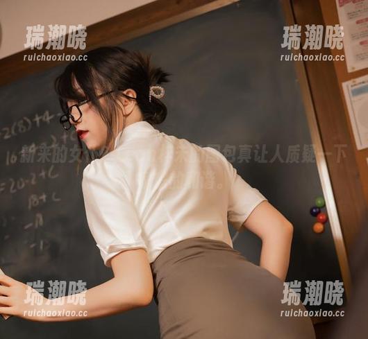 新来的女仆？Leah梓未的图包真让人质疑一下家庭的和谐。