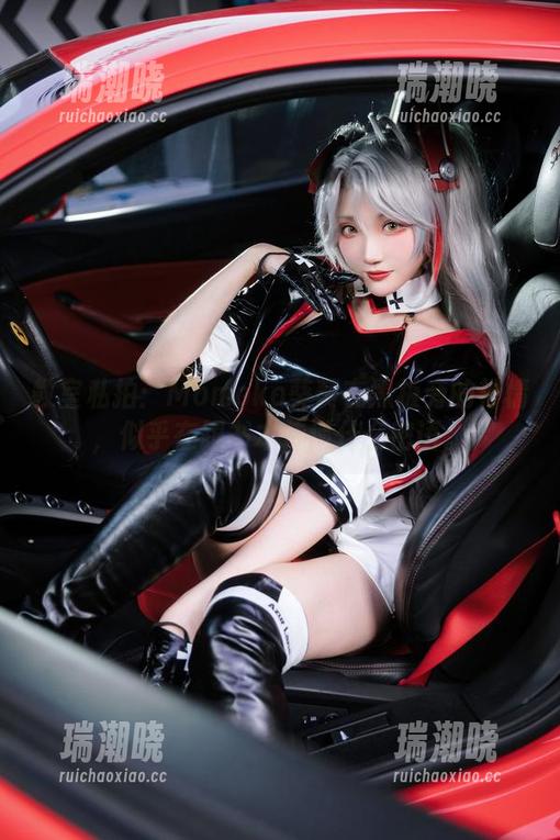 教室私拍：Momoko葵葵在黑板旁的神情，似乎在跟书本传递什么密语。