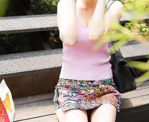 QingDouKe青豆客 - 看妮小妖的写真，连衣裙的搭配没有圣光，这样反而舒服。