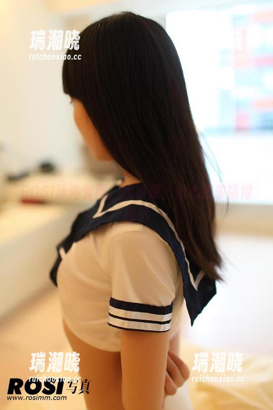 ROSI泳池套图：水很深，但心思却隔得很远