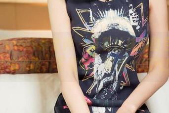 TouTiao头条女神 - 带着丝袜的图包，七姑娘来咯，下载吧，带点小运气！