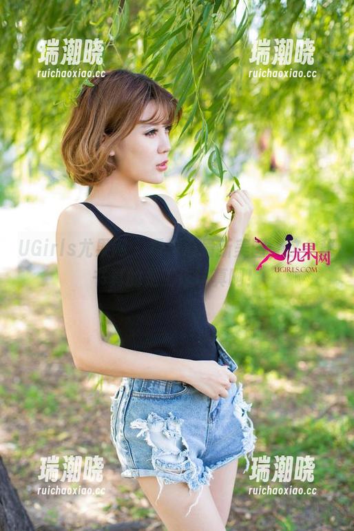UGirls尤果网 - 霓梓心最新美图，这个秘书真的是工作认真啊！