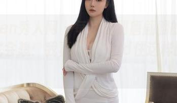 Xiuren秀人网 - 每次看到唐翩翩的美图，我就会想：我真的能hold住这样的校服吗？
