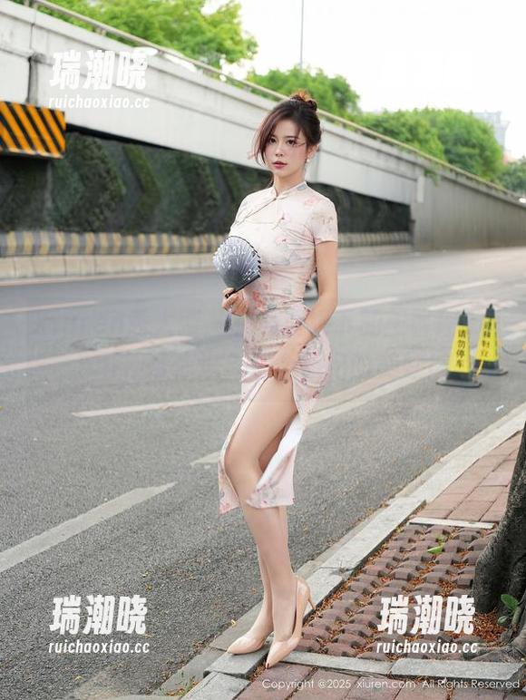 Xiuren秀人网 - 校服滤镜下的王馨瑶yanni，带你进入那个年纪的美妙！