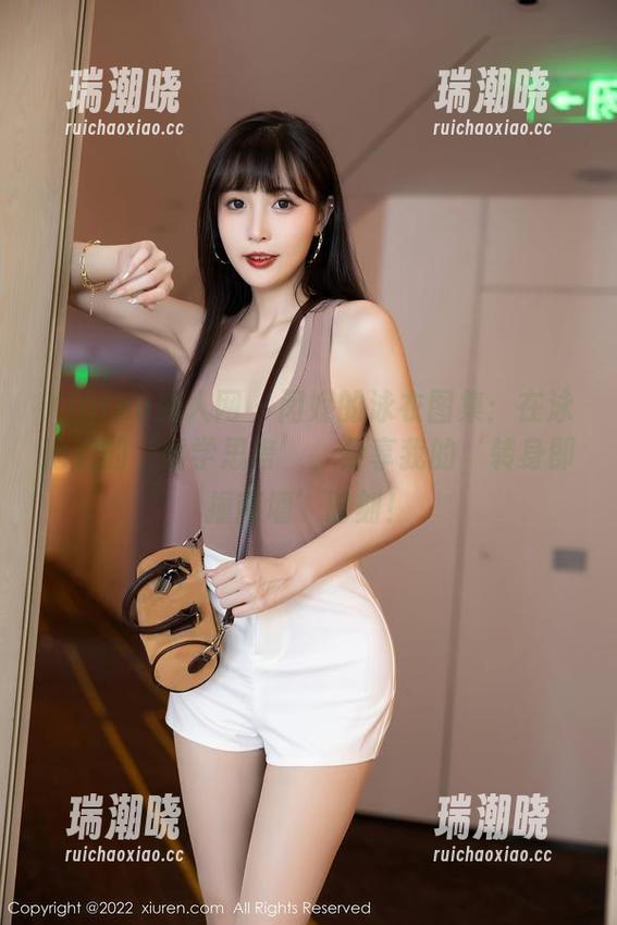Xiuren秀人网 - 闵妮的泳衣图集：在泳池边的‘哲学思考’，分享我的‘转身即撞南墙’时刻！
