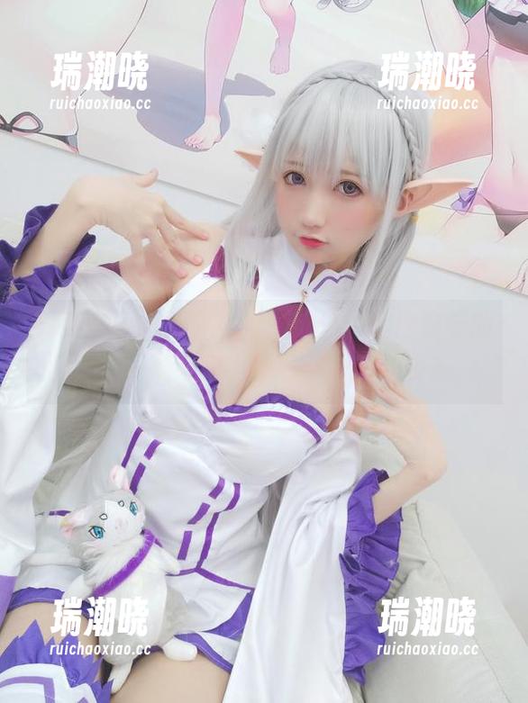 只可意会的秘书角色，nagesa魔物喵的cos蓄满绿意，原图小惊喜不少！