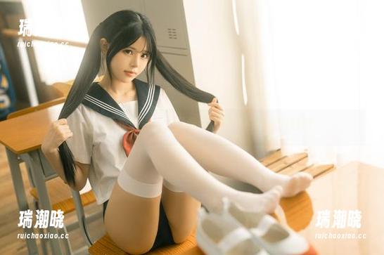 rua阮阮校服写真，青春记忆被抓拍得有点尴尬