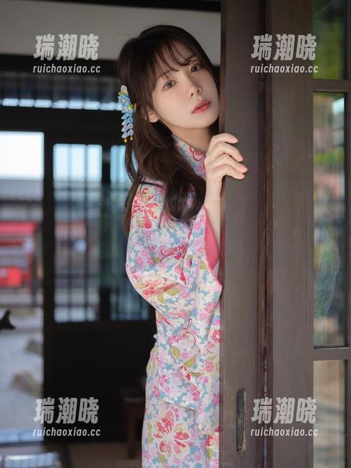 原图里的这条皮衣，竟然被wuyo(우요)穿得有点意思！