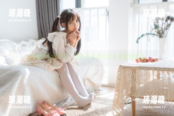 在高清写真集中，樱花女友和六味帝皇酱的萌态