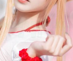 看切切celia如何用定制礼服打造写真中的“明日”。