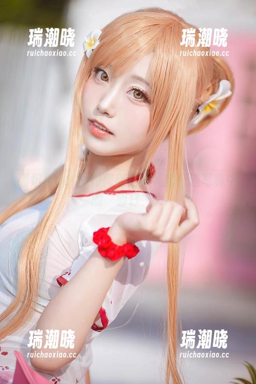 看切切celia如何用定制礼服打造写真中的“明日”。