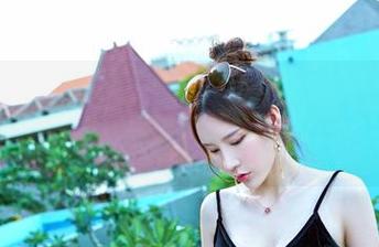 嗲囡囡 - 施忆佳KITTY女孩图包，翻开一页，偶尔的失落感混着期待