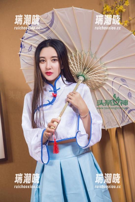 头条女神 - 美图展现：林依依如何轻松驾驭豹纹风！