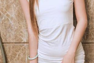 头条女神 - 美纳子的黑丝写真，这次更新让人忍不住想多瞄几眼。
