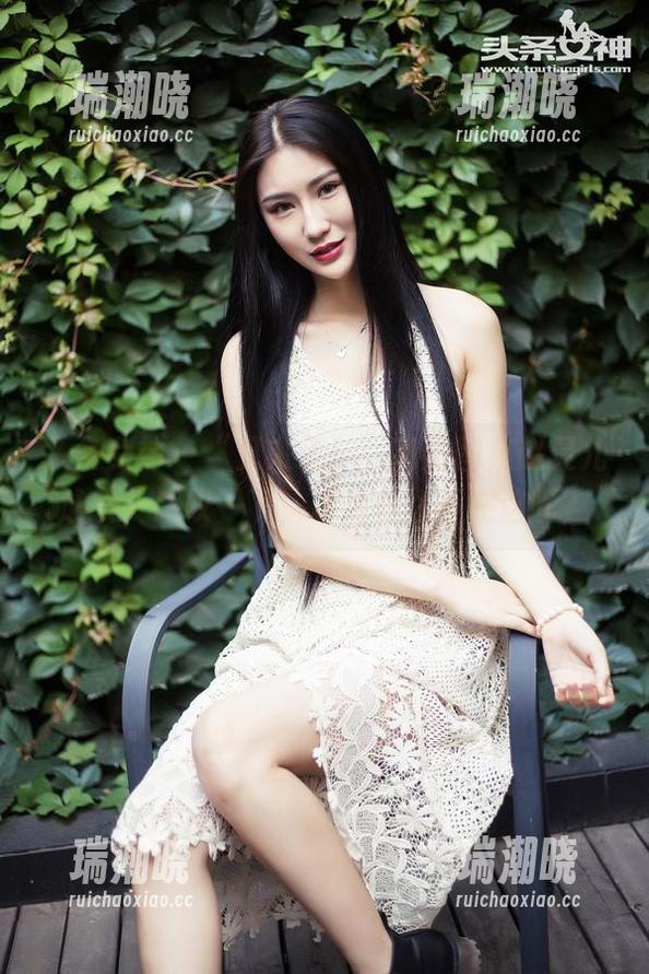 头条女神 - “又来了！”高清图集赵灵儿泳衣，感叹一下，水为什么不在这呢？