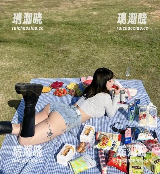 微密圈 - 照片上宋昱欣，那个甜心的姿态似乎在说“快来呀，但别太靠近”。
