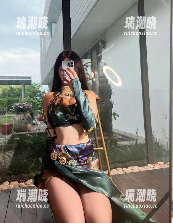 微密圈 - 让人挪不开眼的小玉吃果冻：白背心和牛仔短裤的组合，谁能理解她的冲动？