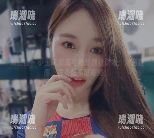 微密圈 - 小玉吃果冻与她的棉袜游戏：精选套图，准备好见证奇迹！