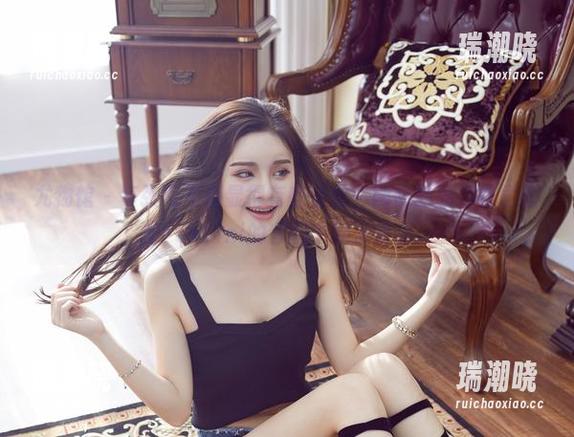 尤物馆 - 每张写真都显得有些俏皮，网袜的魔力在孟狐狸FoxYini的套图中越发明显。