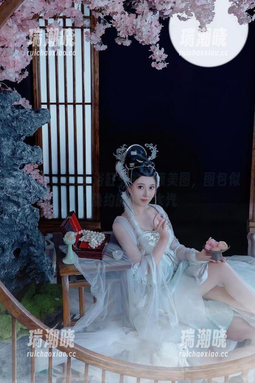 年年Nnian 年年Nnian在浴缸中的清凉美图,图包似乎隐约能嗅到水汽