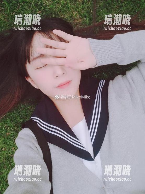 御子Yumiko 御子Yumiko的毛衣写真,暖和到你想继续毛个衣