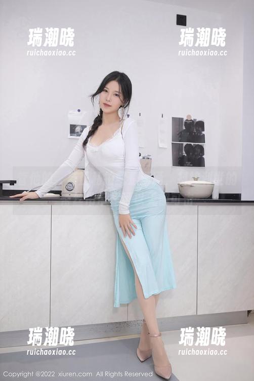 抖娘利世 管他的,反正私拍就是潇洒,抖娘利世的蕾丝吊带裙可以无懈可击