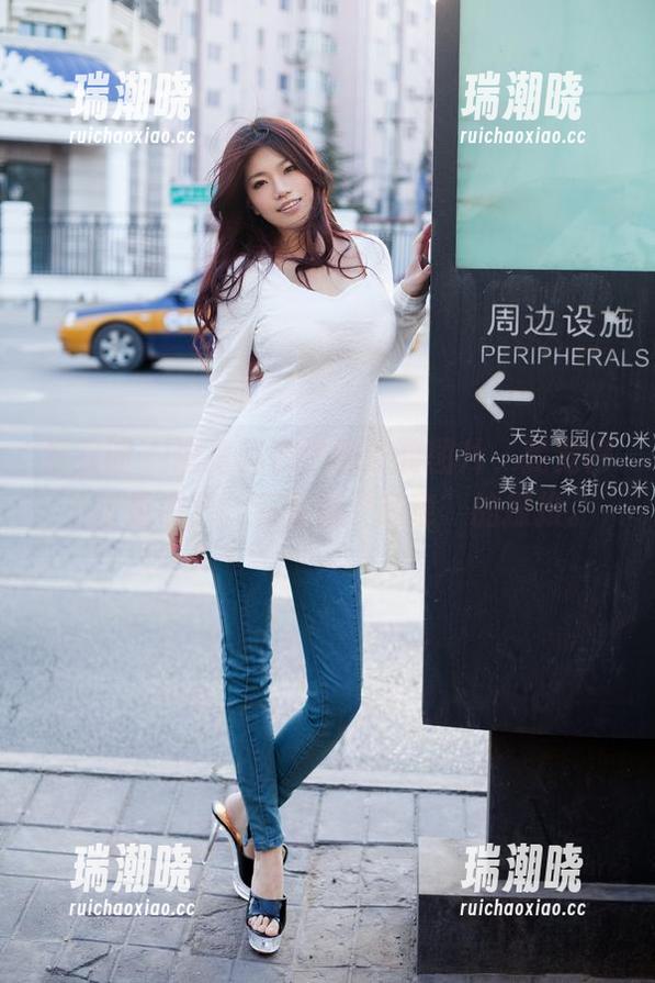 推女郎 - 这组赵惟依的泳装图片，我觉得不止是摄影，还有点“随意”的撩拨。
