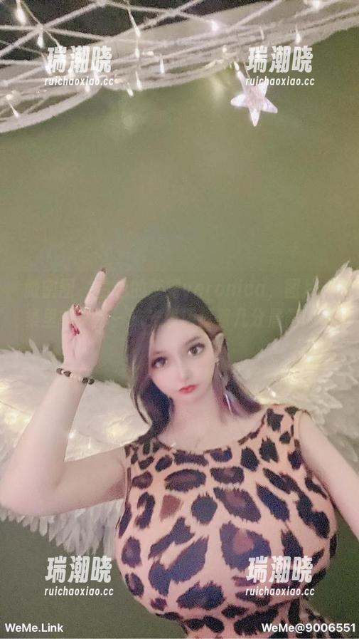 微密圈 - 白色的梦露veronica，图片合集里或许那一抹光线还藏着几分晨露的清新。