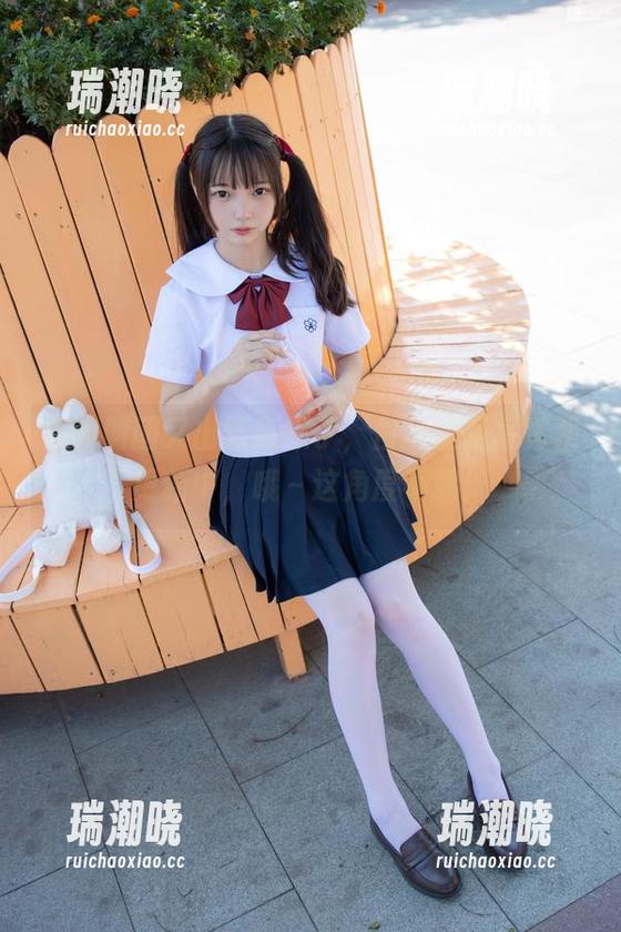 森萝财团又出新意思了，白丝美足写真集更新中，哦～这角度不赖！
