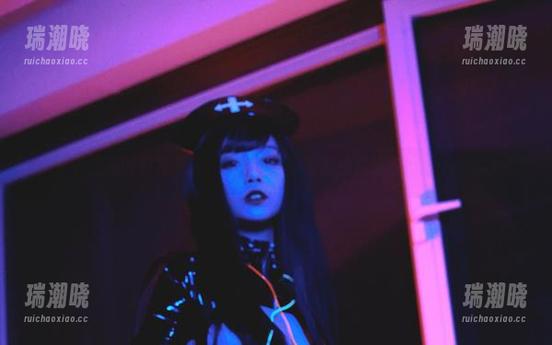 圣诞明亮的只是表象，清颜颜子的写真里却藏着4000种微妙