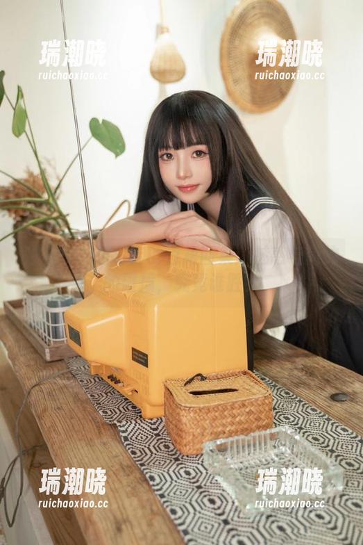 爆机少女喵小吉的白裙图集：魅惑与简约的碰撞，究竟谁胜？