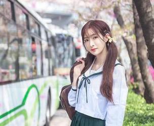 王羽杉的吊带背心－这种图片是真的可以用清水喷脸来解暑吧？