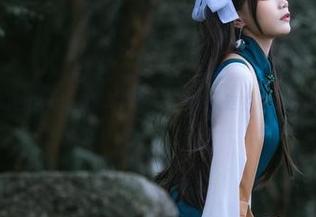 看王胖胖u的Dva比基尼写真集，不禁想：这衣服敢不敢再小点？