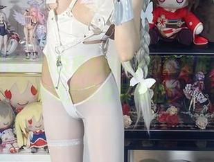 免费图包？这白栎Shirly的红裙咋看起来像场灼热交易似的！