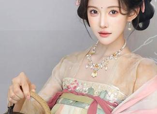 秀人网 - 在线收录：Manuela玛鲁娜用丁字裤重塑经典，图片刷新你的认知。