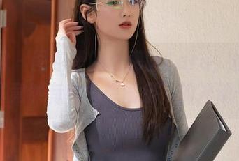秀人网 - 图包里的土肥圆Caro，丝袜写真竟然有种“想偷走”的冲动…