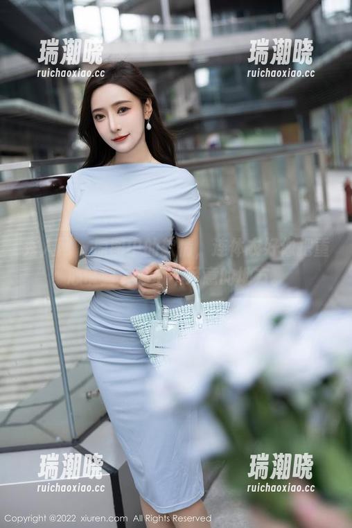 秀人网 - 原图中的软情，连体衣好像把重心带到了某个不经意的地方。