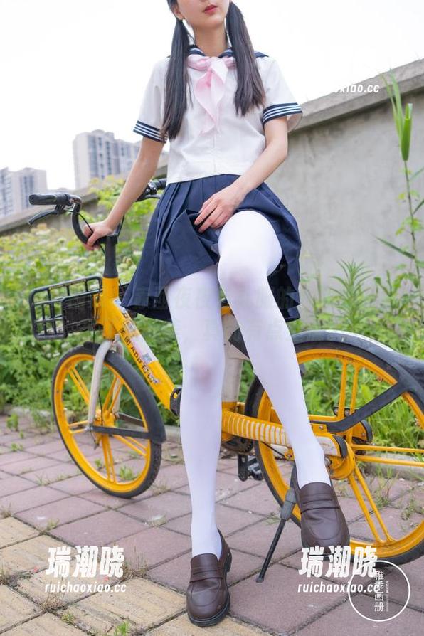 稚乖画册 - 赤西夜夜与礼服的作品集：看多了这种美，真的有点上瘾。