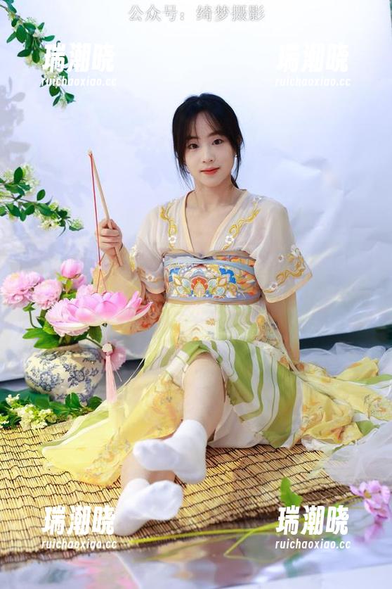 绮梦摄影 - 小艺主宰居家：在沙发上也能气场十足，下载高清图片，让你的沙发床更有范儿！