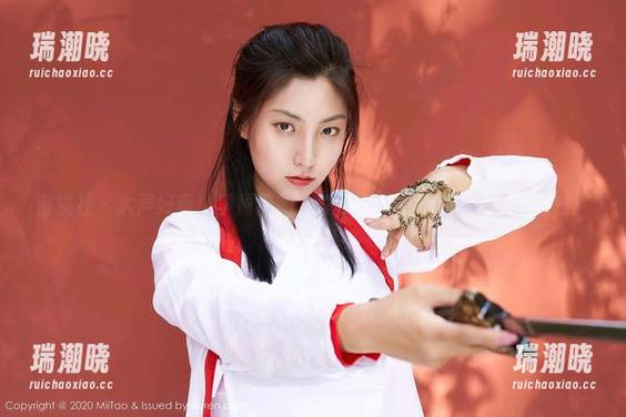 蜜桃社 - 大声好奇！李颖诗的全套校园作品让人不禁想溜进去！