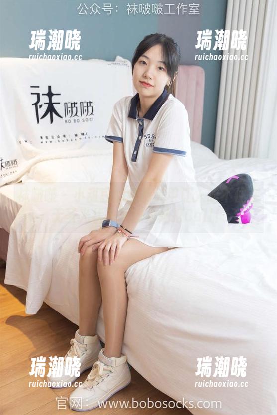 袜啵啵 - 小甜豆的红色美甲让人忍不住在无圣光状态下想为她打Call！