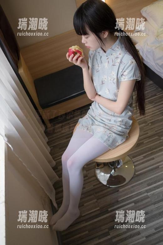 好吧，更新了西尔酱的白丝图包，我就是冲着那迷糊的眼神来的。