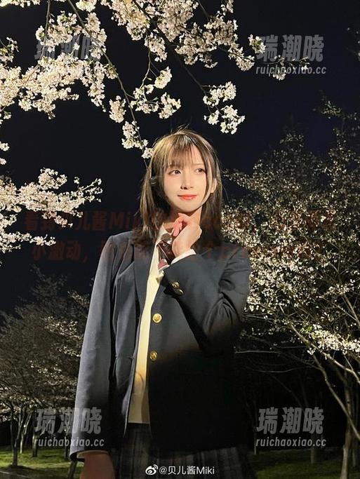 贝儿酱Miki 看到贝儿酱Miki的泳衣cos时,心里有点小激动,图包能不能给个preview啊?