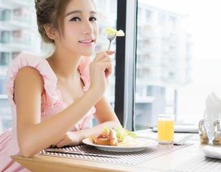 青豆客 - 定制的尤美Yumi旗袍图集：这种衣服，我能把冷风吹成暖意！