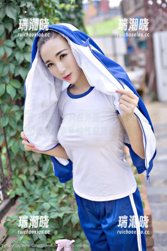 青豆客 - 夏天不只在外面，张美荧的私拍美图把这个季节的气息搬进了画面。