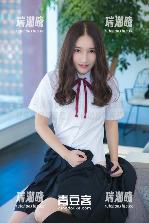 青豆客 - 从施忆佳的白衬衫作品里取经：别居家穿得随意，灵魂的白也能搭配!