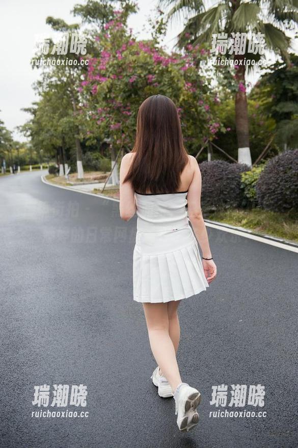 魔镜街拍 - “黑丝加持，工作效率UP！婷婷的日常网盘缓存了多少欢乐？