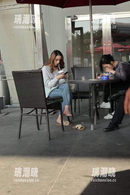 魔镜街拍 - 下载这张吧！婷婷的包臀灰裙，一见倾心的午后