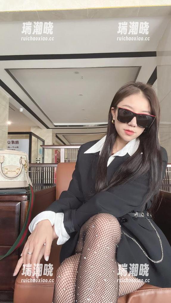 微密圈 - 鹿瑶+体操服=无圣光套餐，我真的没办法专注啊，你们看她那腿！